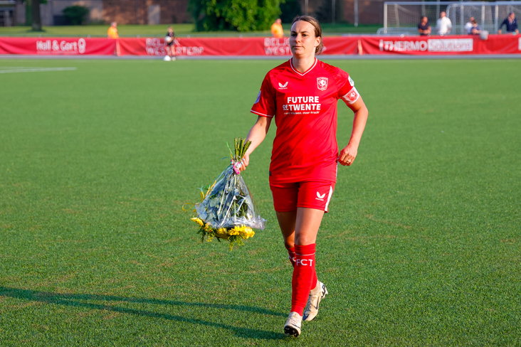 Renate Jansen met de bos bloemen van Fortuna Sittard