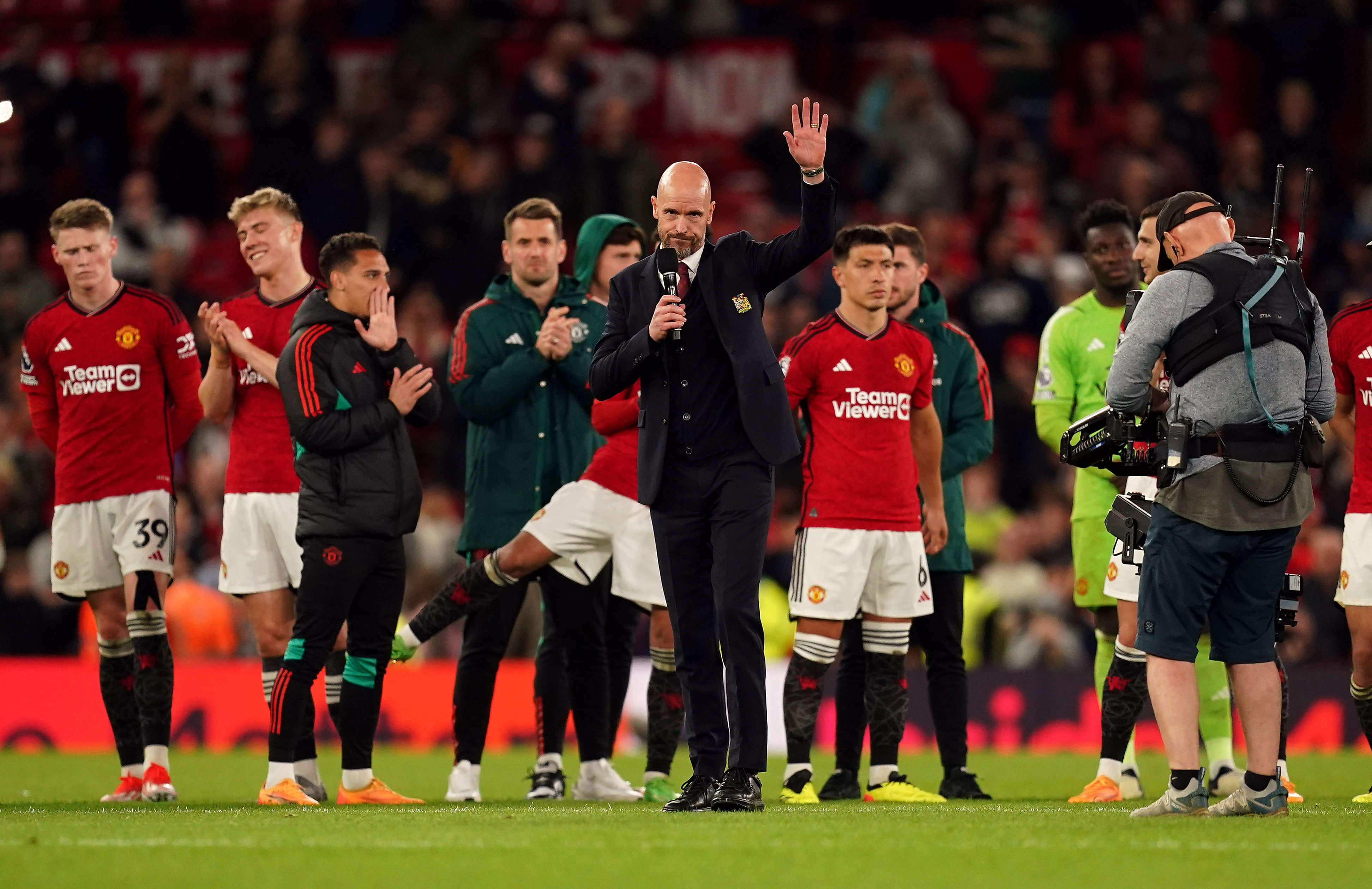 Erik ten Hag bedankt supporters