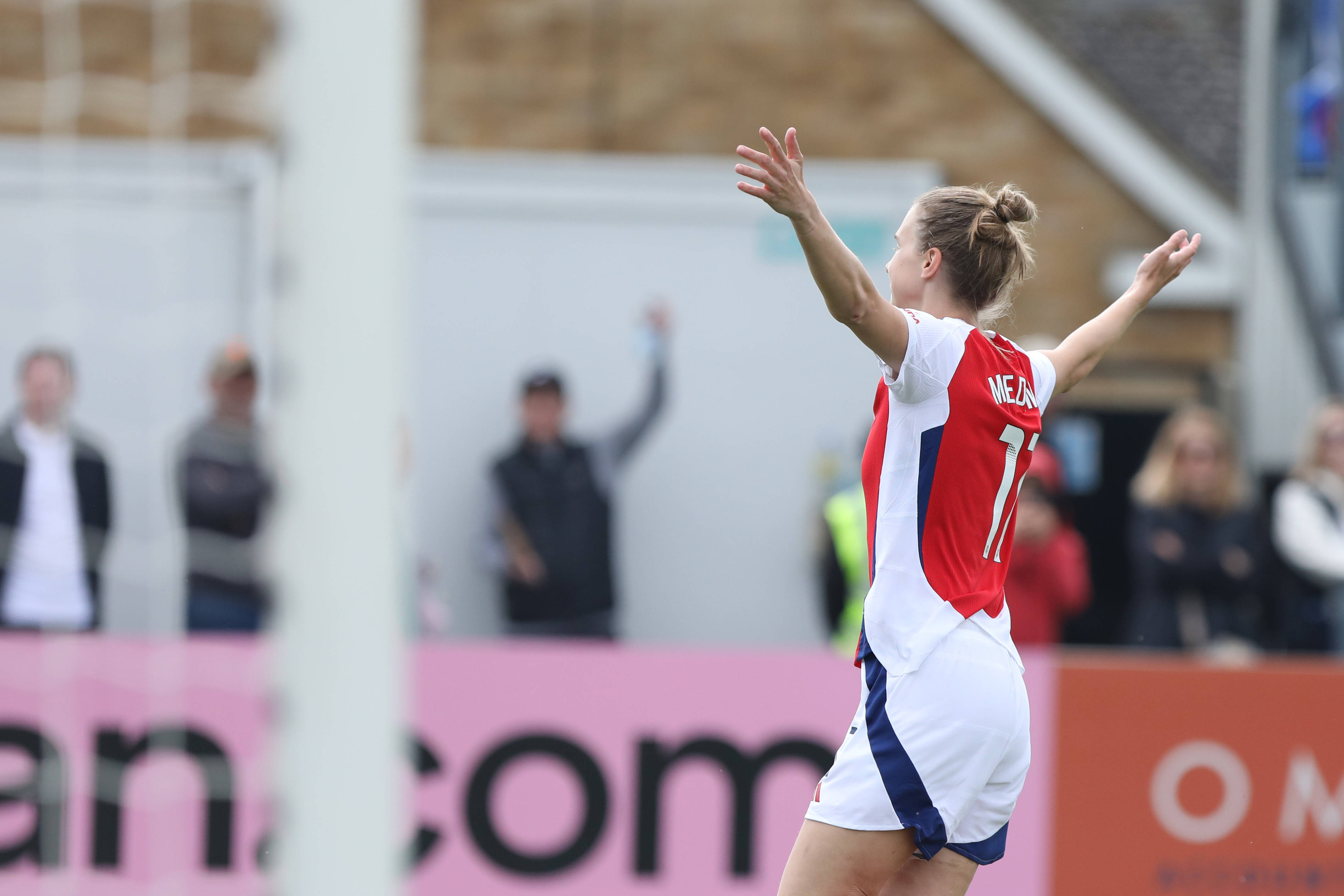 Vivianne Miedema juicht na haar laatste goal voor Arsenal