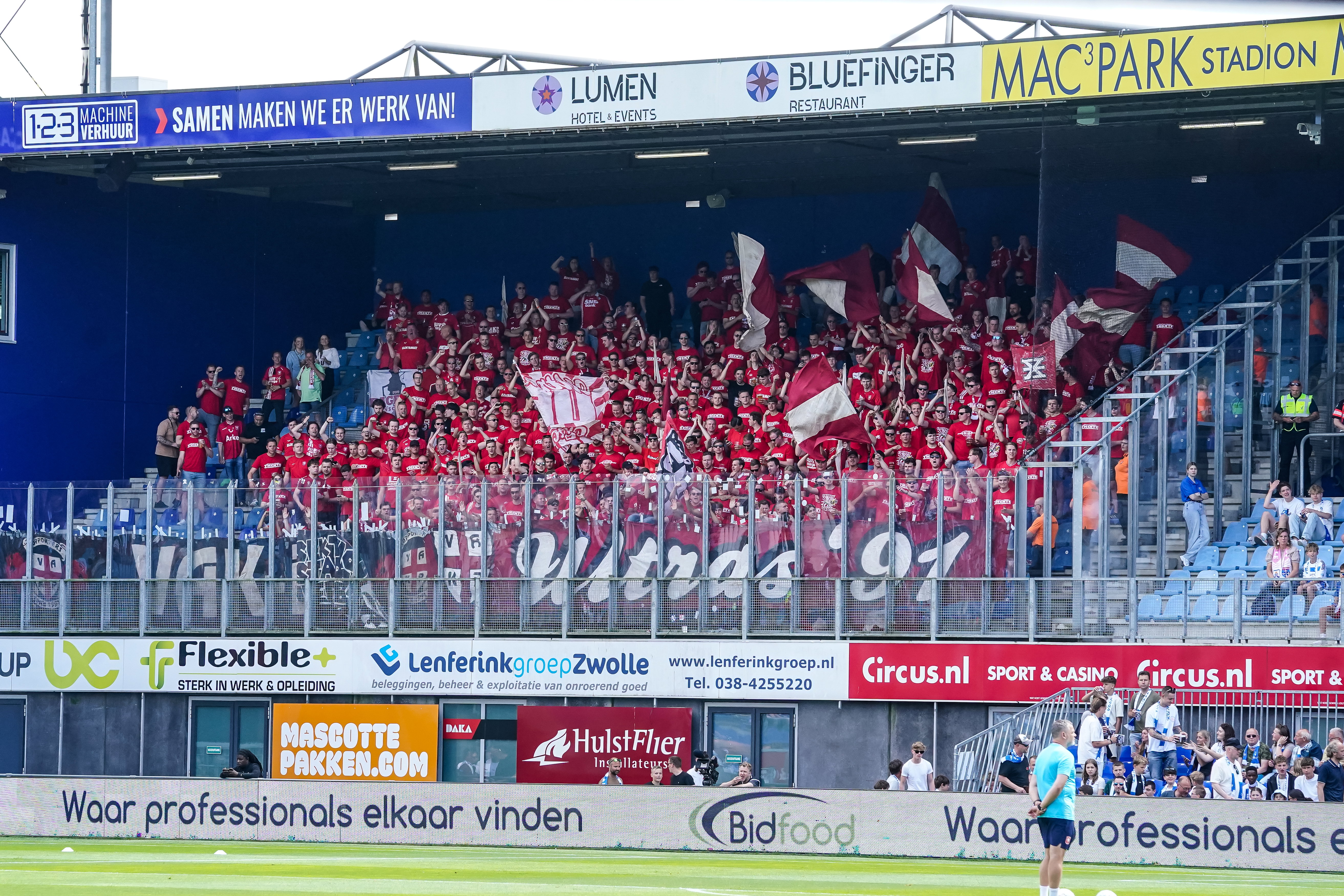 Het uitvak van FC Twente op bezoek bij PEC Zwolle