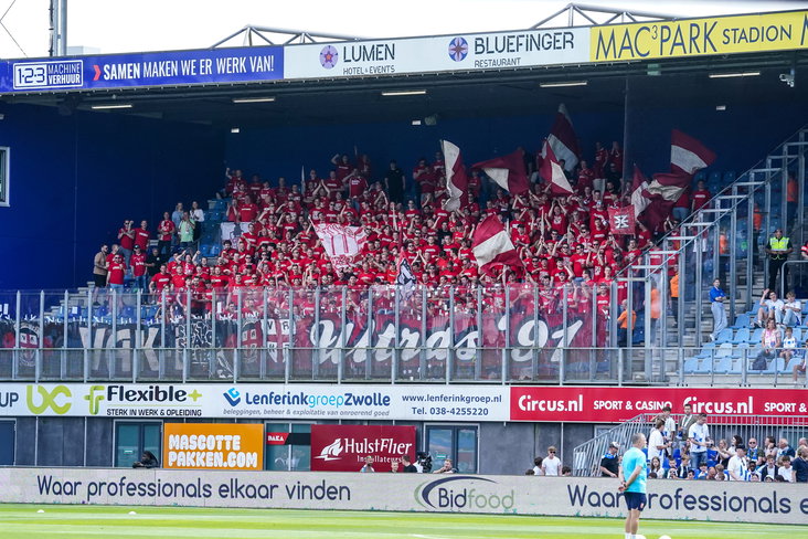 Het uitvak van FC Twente op bezoek bij PEC Zwolle