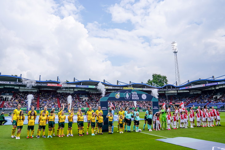 De speelsters van Fortuna Sittard en Ajax voorafgaand aan de bekerfinale