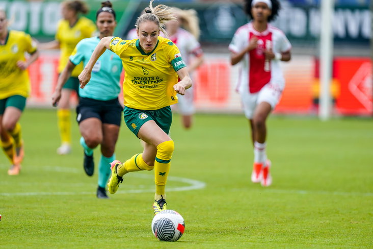 Tessa Wullaert aan de bal in de bekerfinale Ajax - Fortuna Sittard