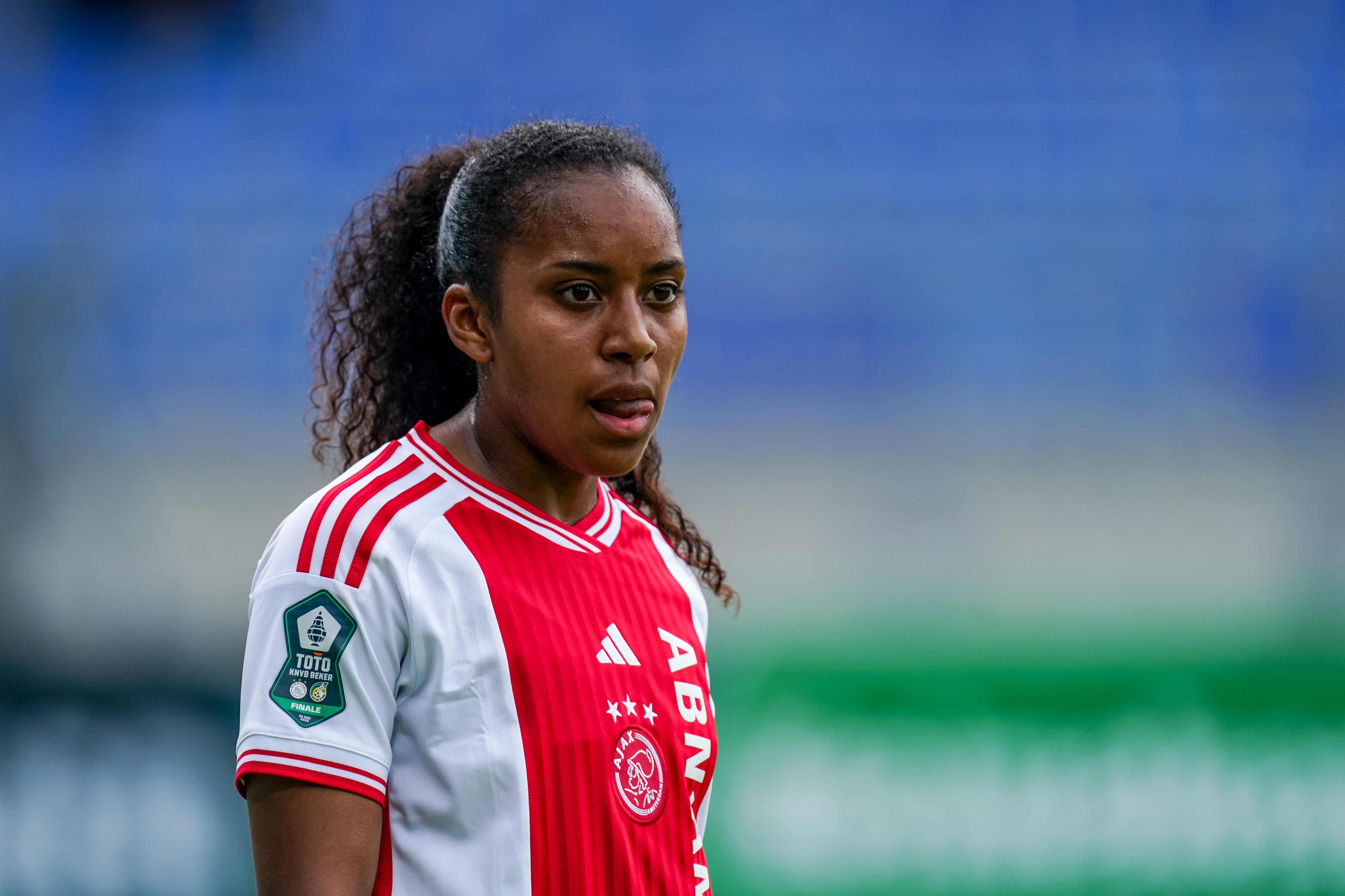 Ashleigh Weerden namens Ajax in actie in de bekerfinale