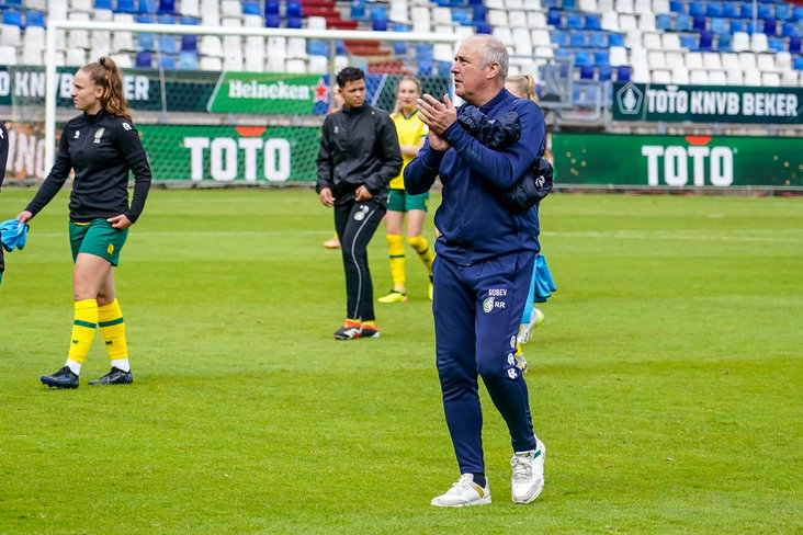 Roger Reijners bedankt de fans na de verloren bekerfinale