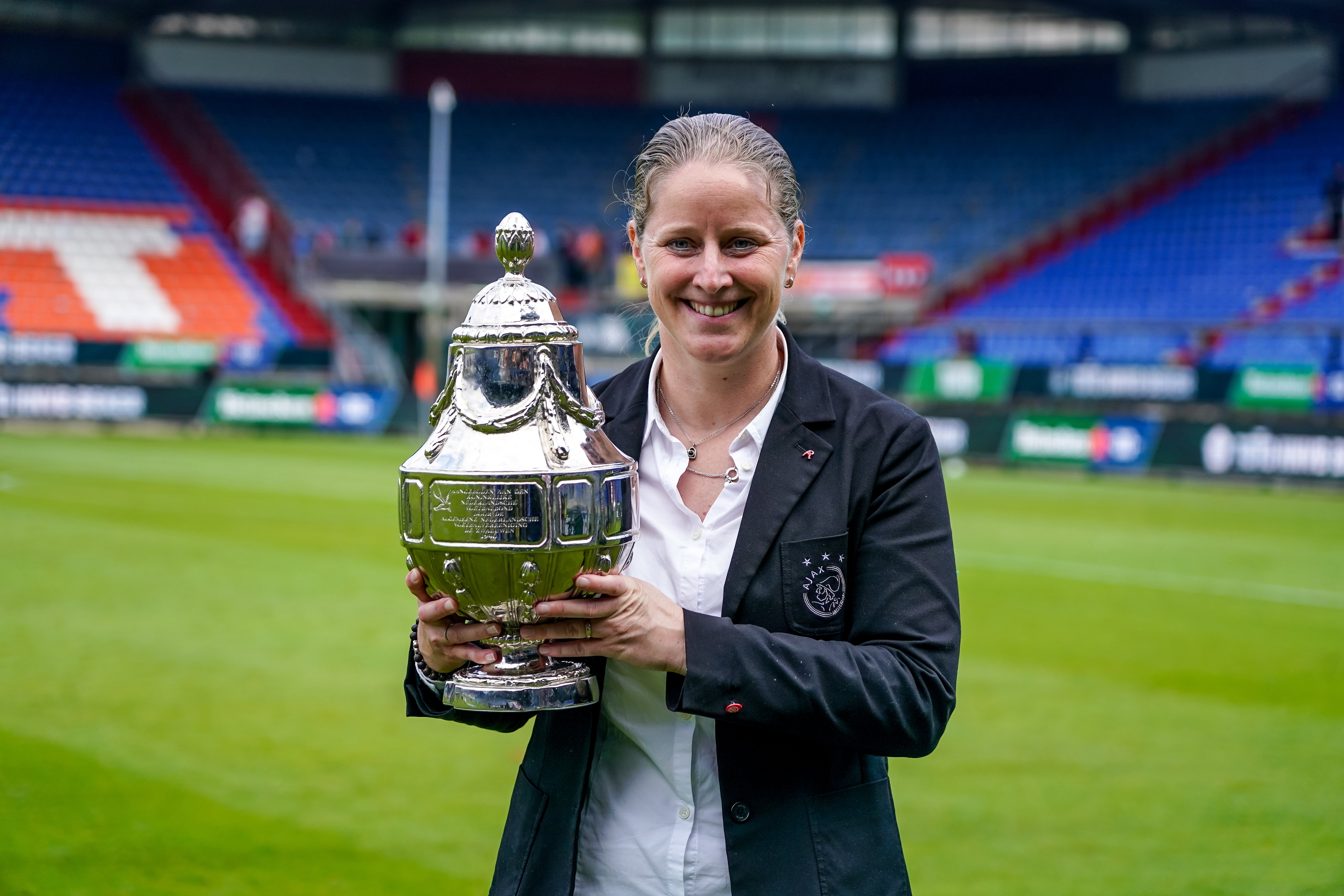 Suzanne Bakker met de TOTO KNVB Beker