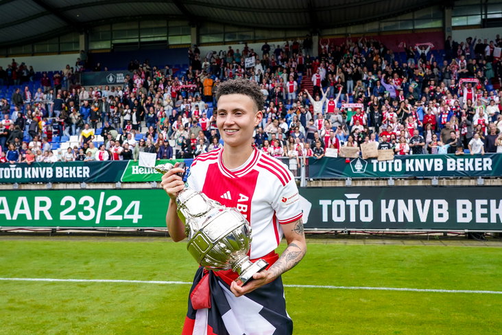 Kay-Lee de Sanders met de TOTO KNVB Beker