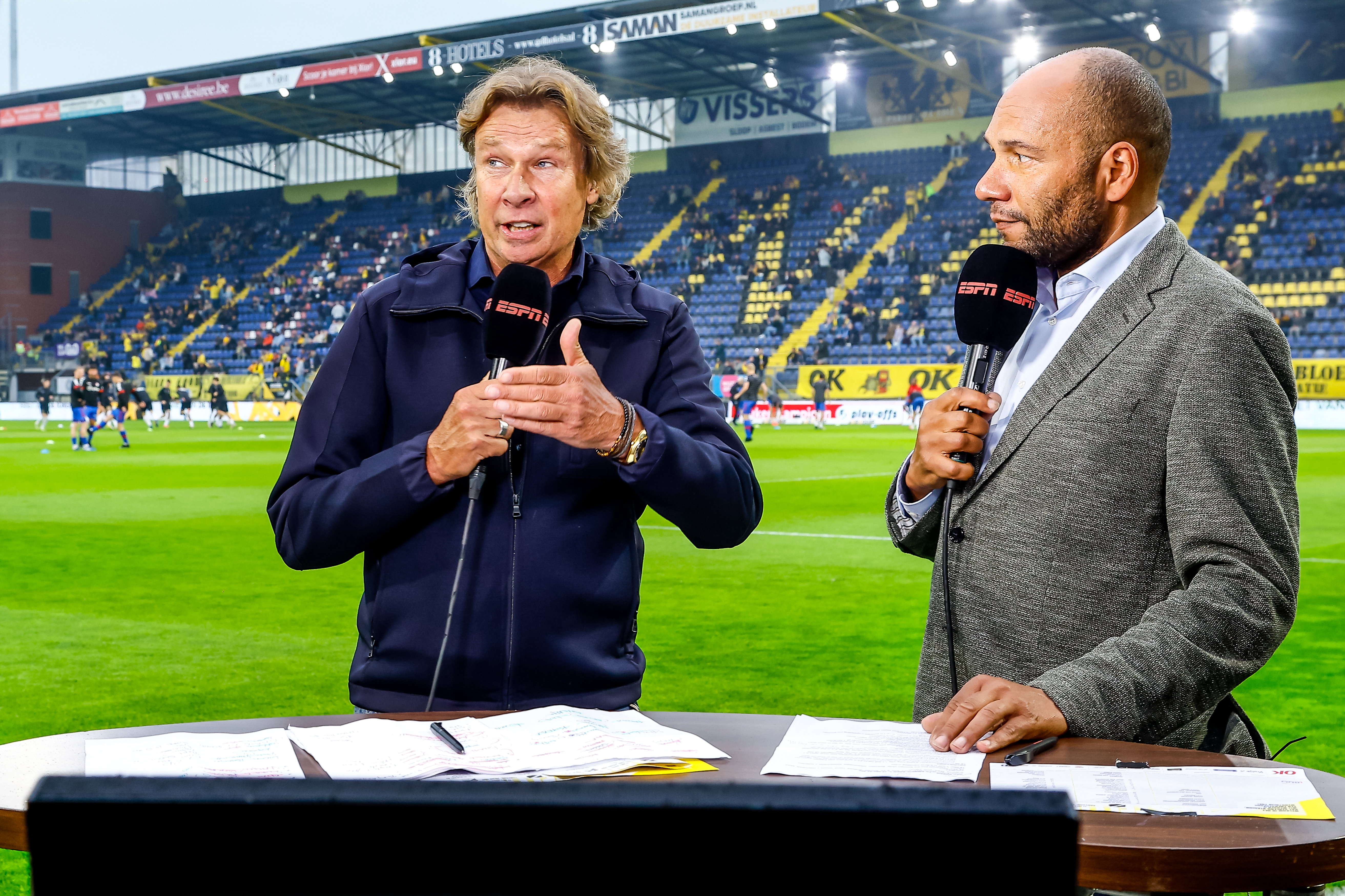Hans Kraay en Sinclair Bischop namens ESPN in het Rat Verlegh Stadion