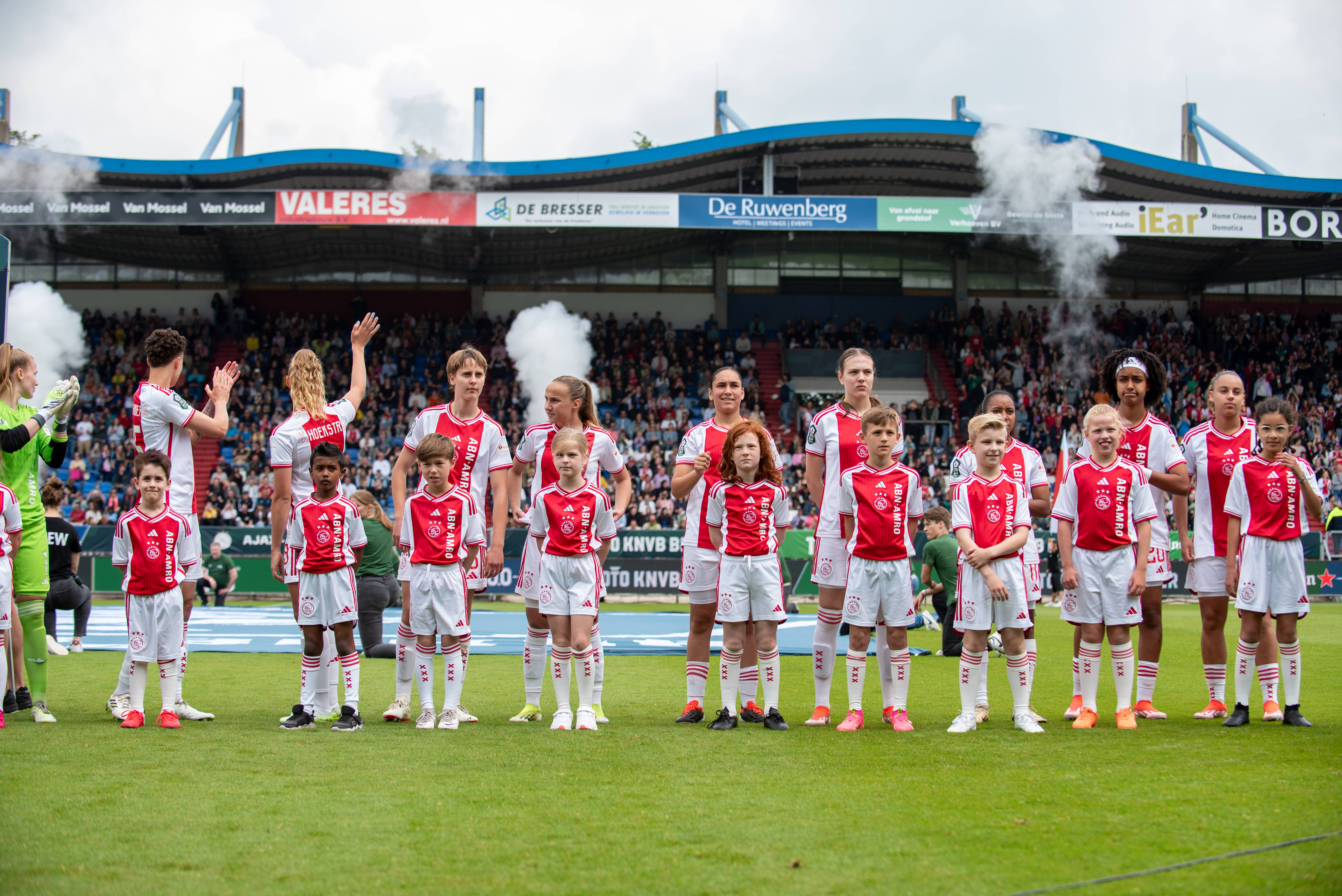 De speelsters van Ajax voorafgaand aan de bekerfinale tegen Fortuna Sittard