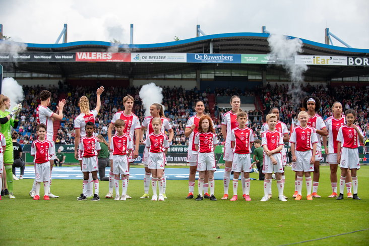 De speelsters van Ajax voorafgaand aan de bekerfinale tegen Fortuna Sittard