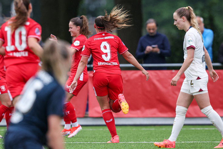 Jaimy Ravensbergen juicht na haar goal voor FC Twente