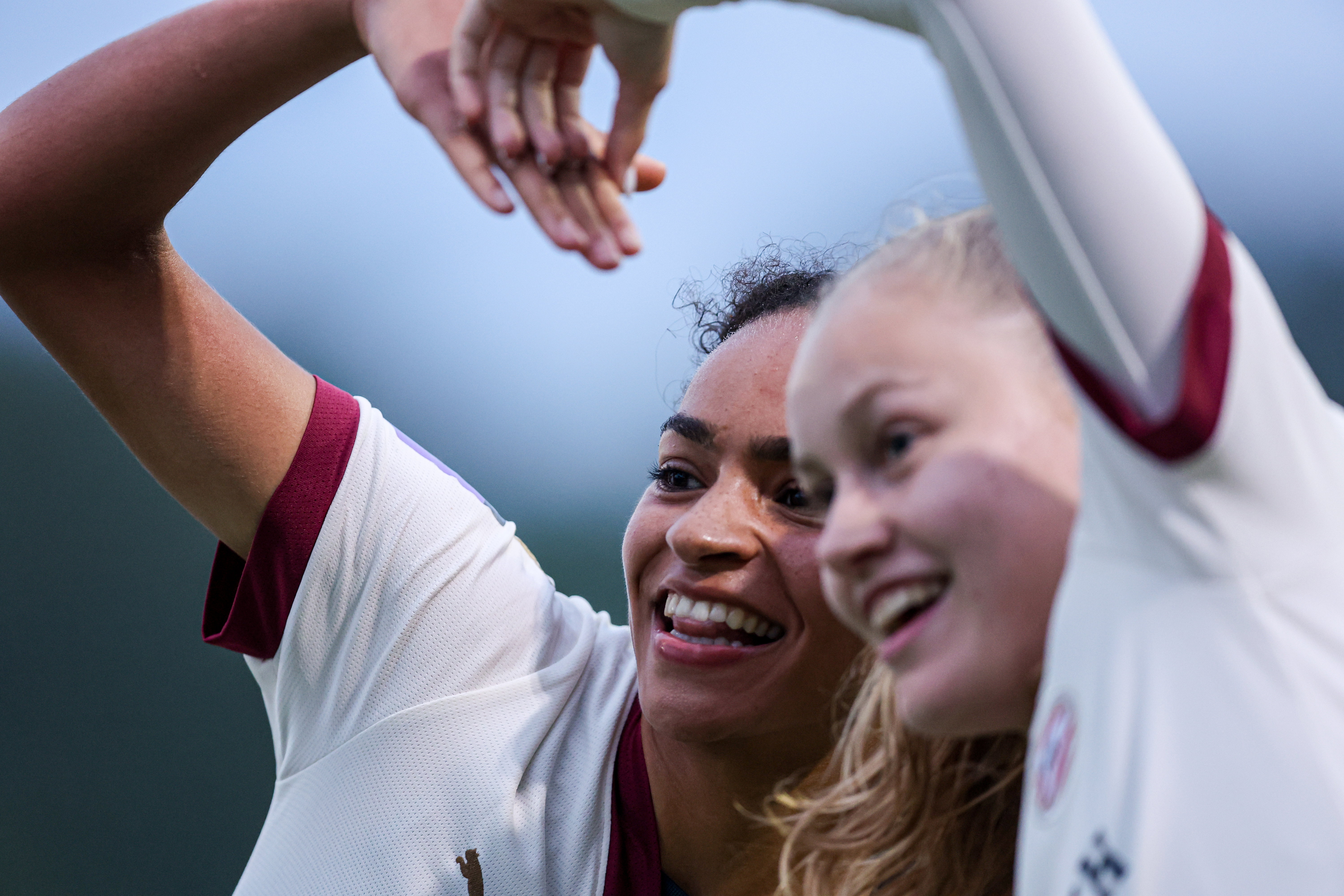 Nina Nijstad viert haar goal met Ranneke Derks