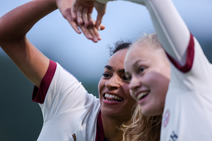 Nina Nijstad viert haar goal met Ranneke Derks