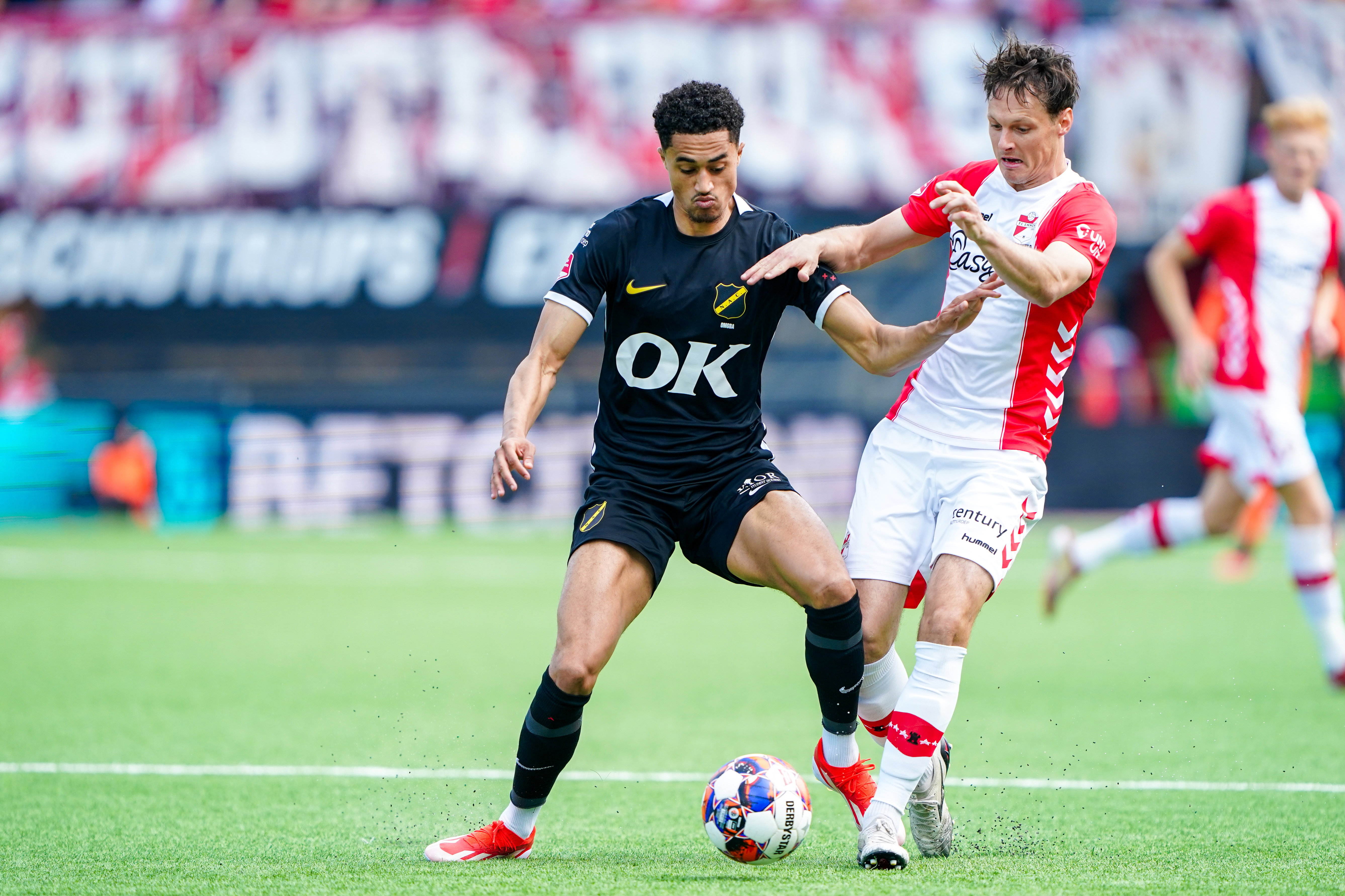 Aimé Omgba in actie namens NAC tegen FC Emmen