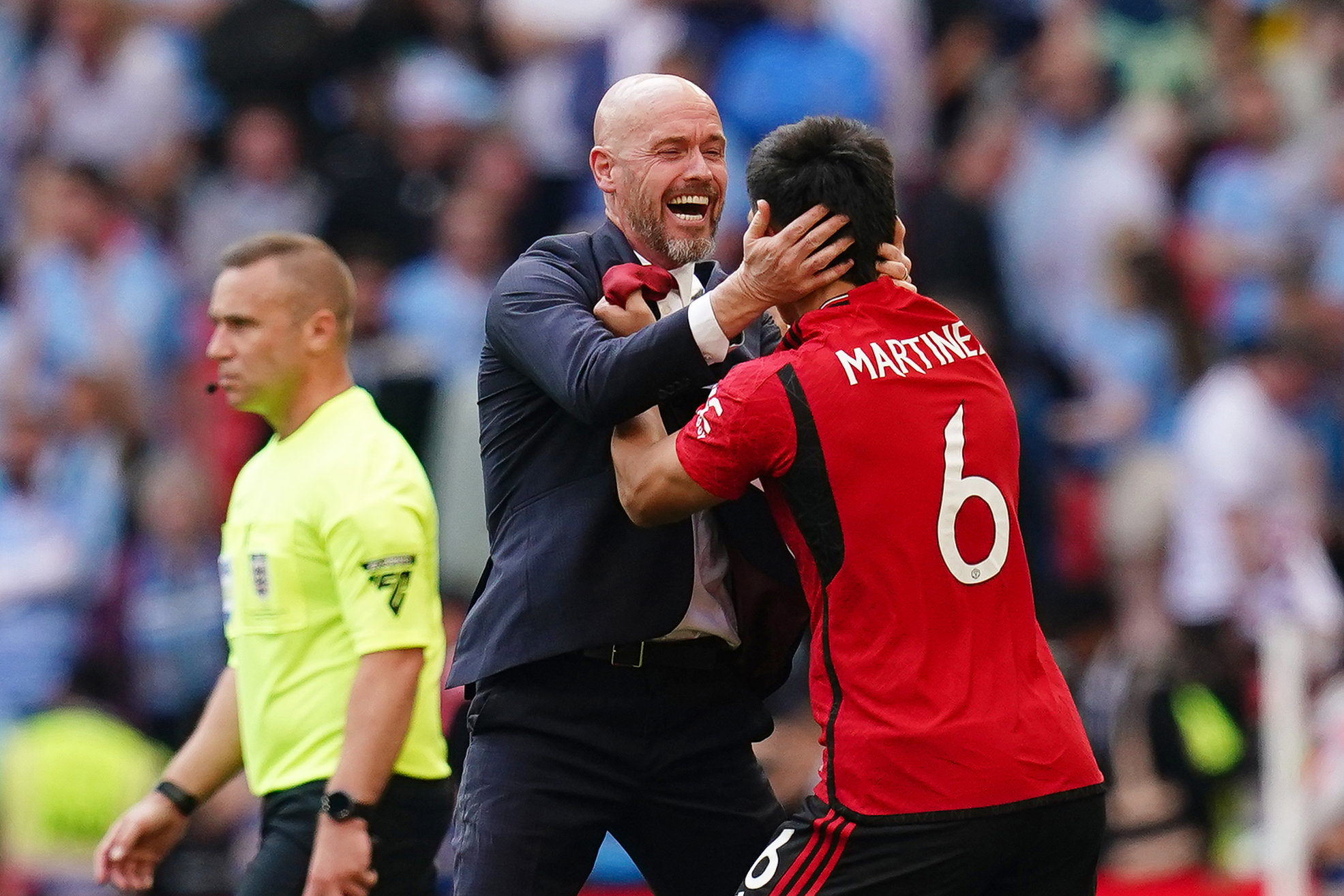 Erik ten Hag en Lisandro Martinez vieren de FA Cup-winst