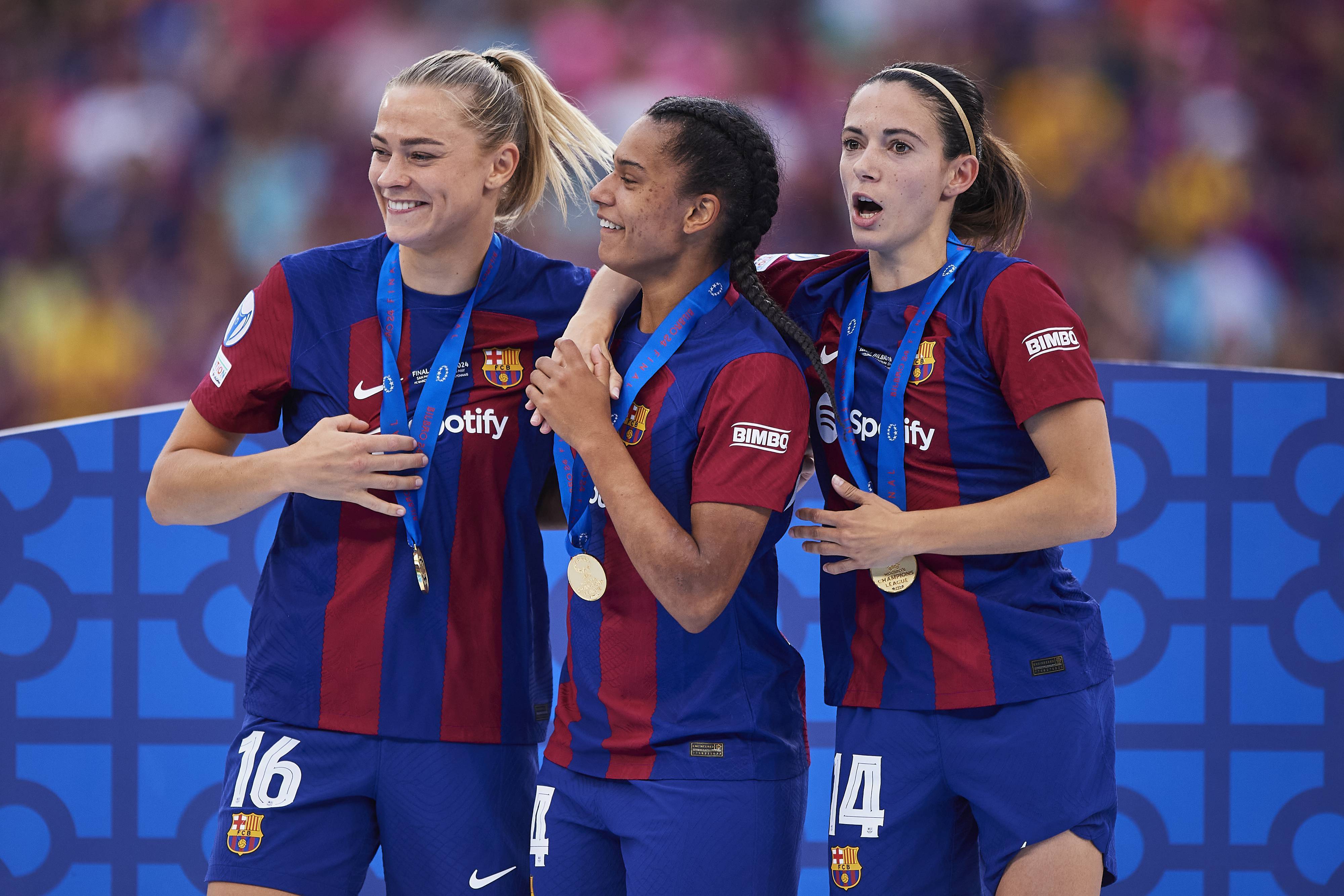 Fridolina Rolfö, Esmee Brugts en Aitana Bonmatí vieren de Champions League-winst