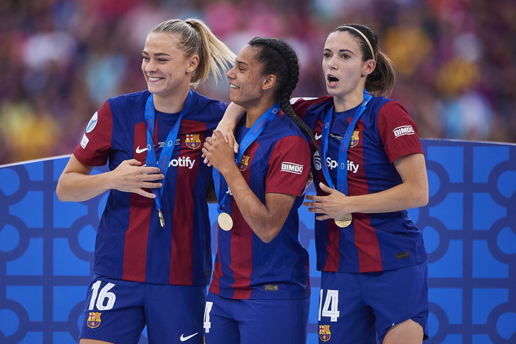 Fridolina Rolfö, Esmee Brugts en Aitana Bonmatí vieren de Champions League-winst