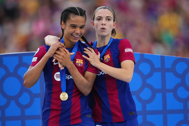 Esmee Brugts en Aitana Bonmatí na het winnen van de UEFA Women's Champions League