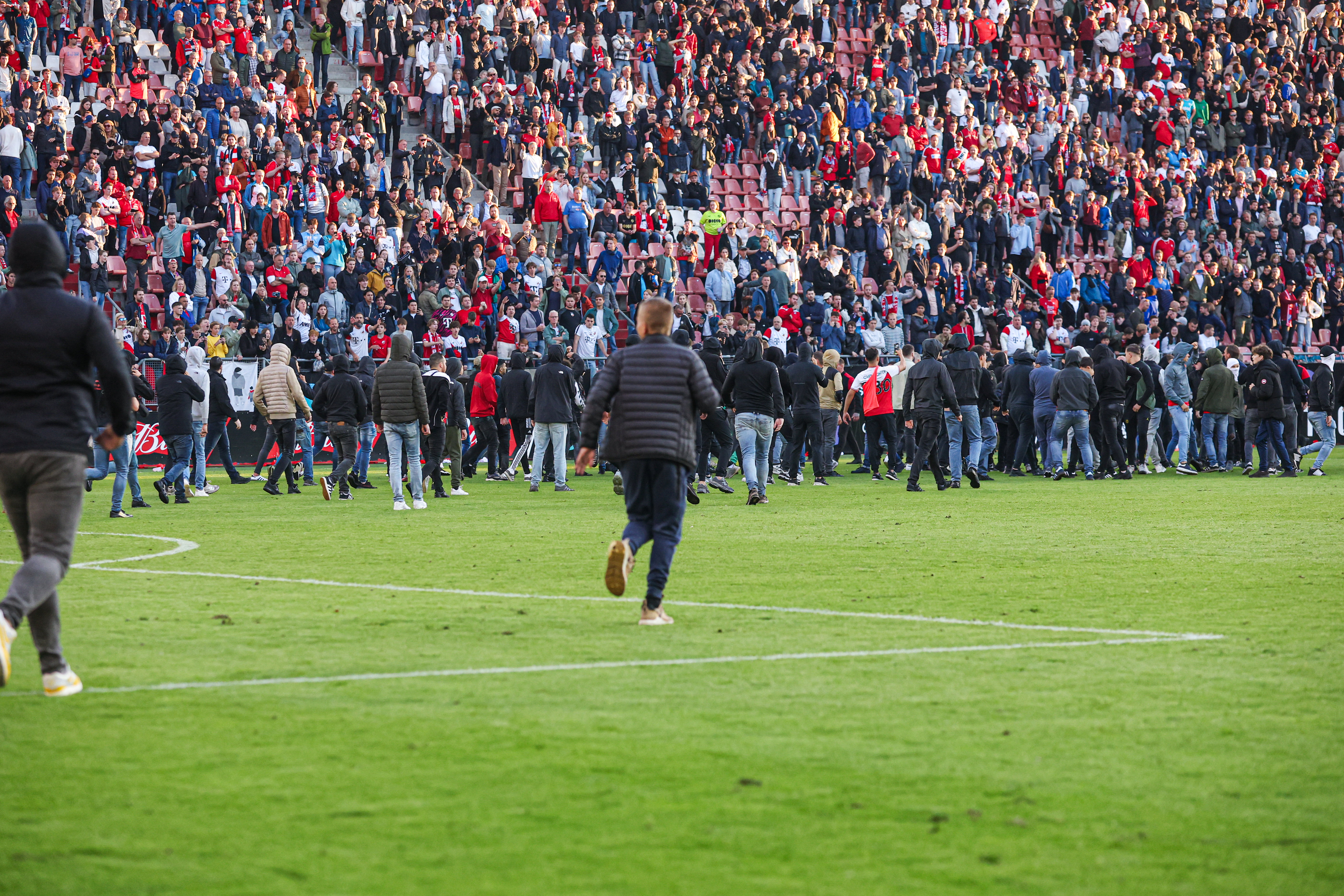 Supporters op het veld in de Galgenwaard