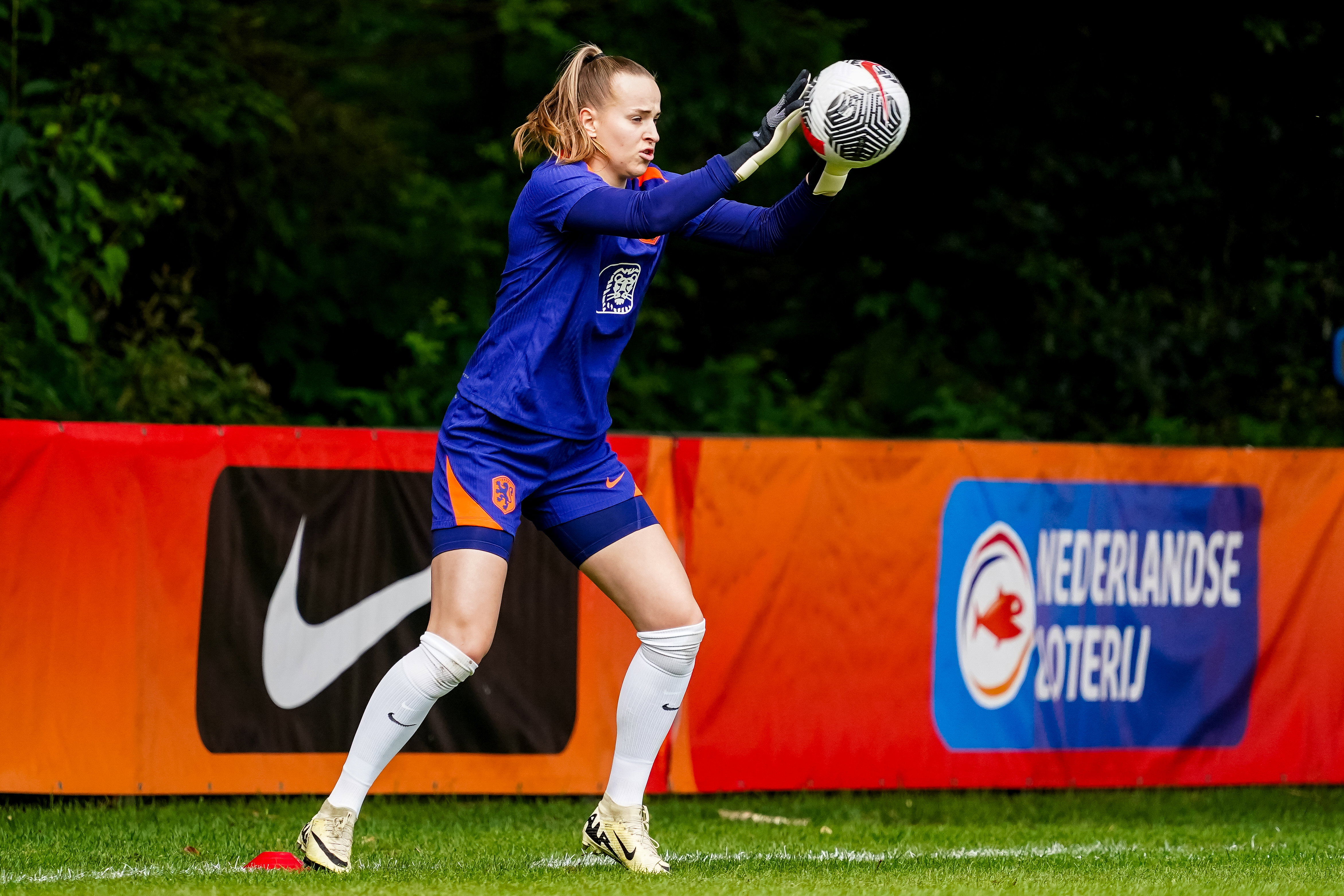 Daphne van Domselaar op de training van de OranjeLeeuwinnen
