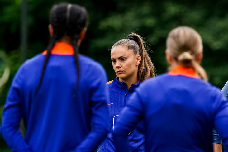 Lieke Martens op de training van de OranjeLeeuwinnen