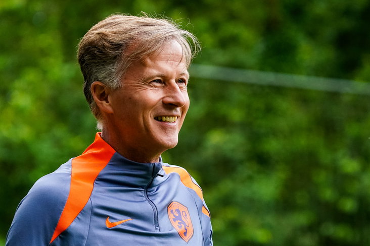Andries Jonker op de training van de OranjeLeeuwinnen