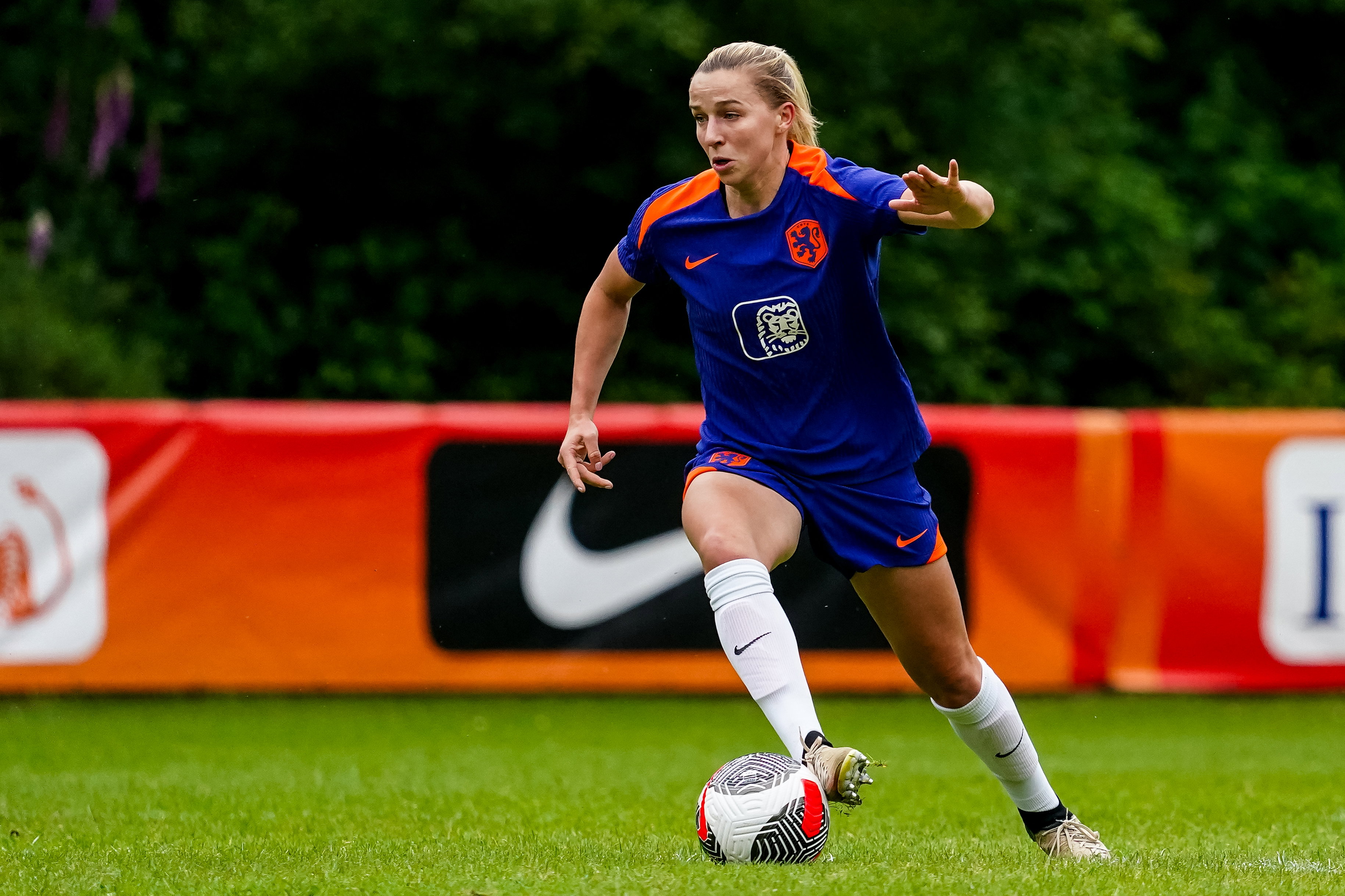 Jackie Groenen op de training van de OranjeLeeuwinnen