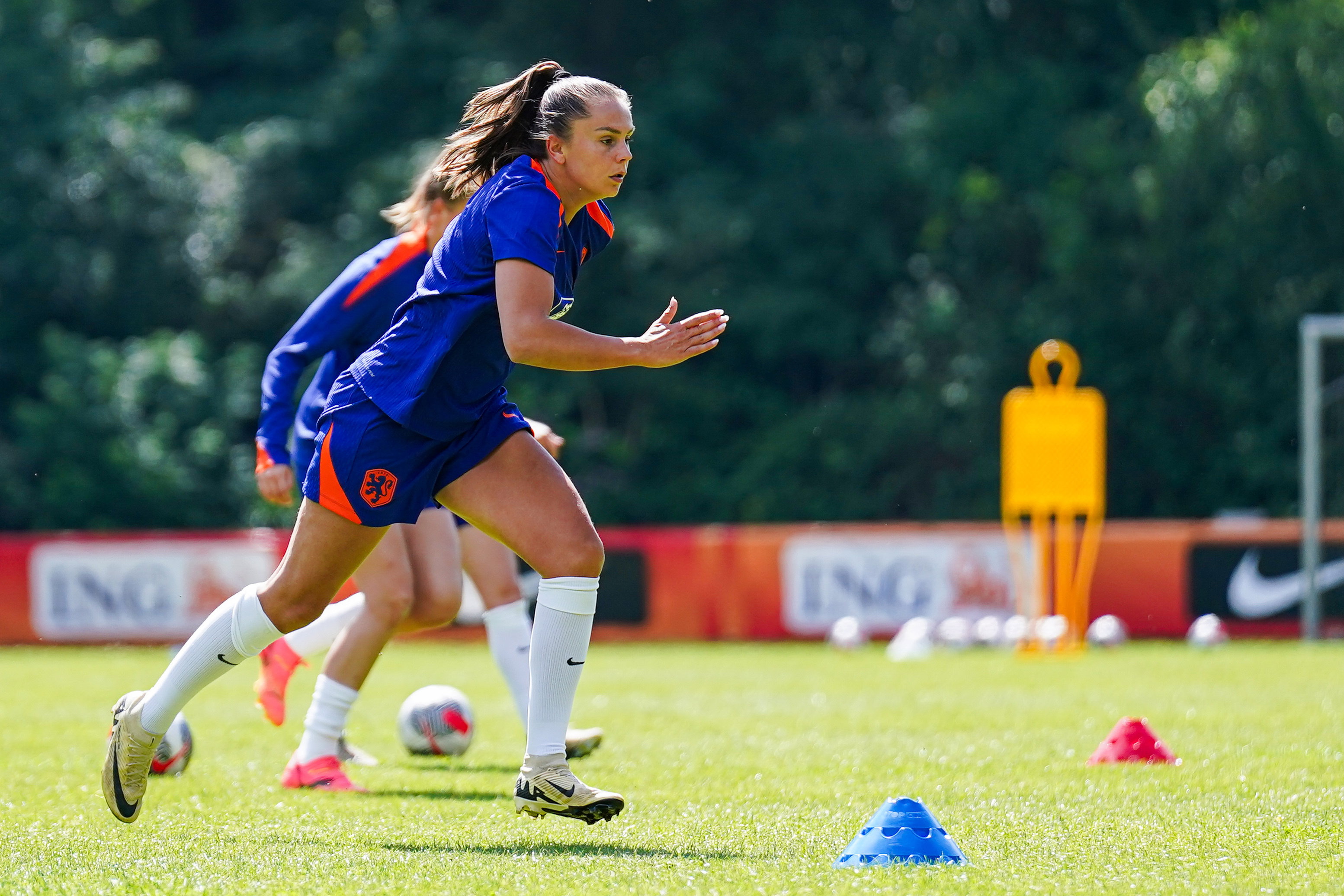 Lieke Martens op de training van de OranjeLeeuwinnen