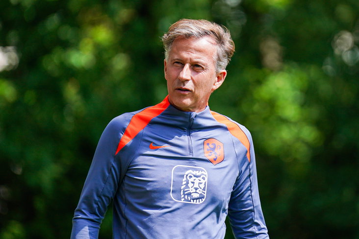 Andries Jonker op de training van de OranjeLeeuwinnen