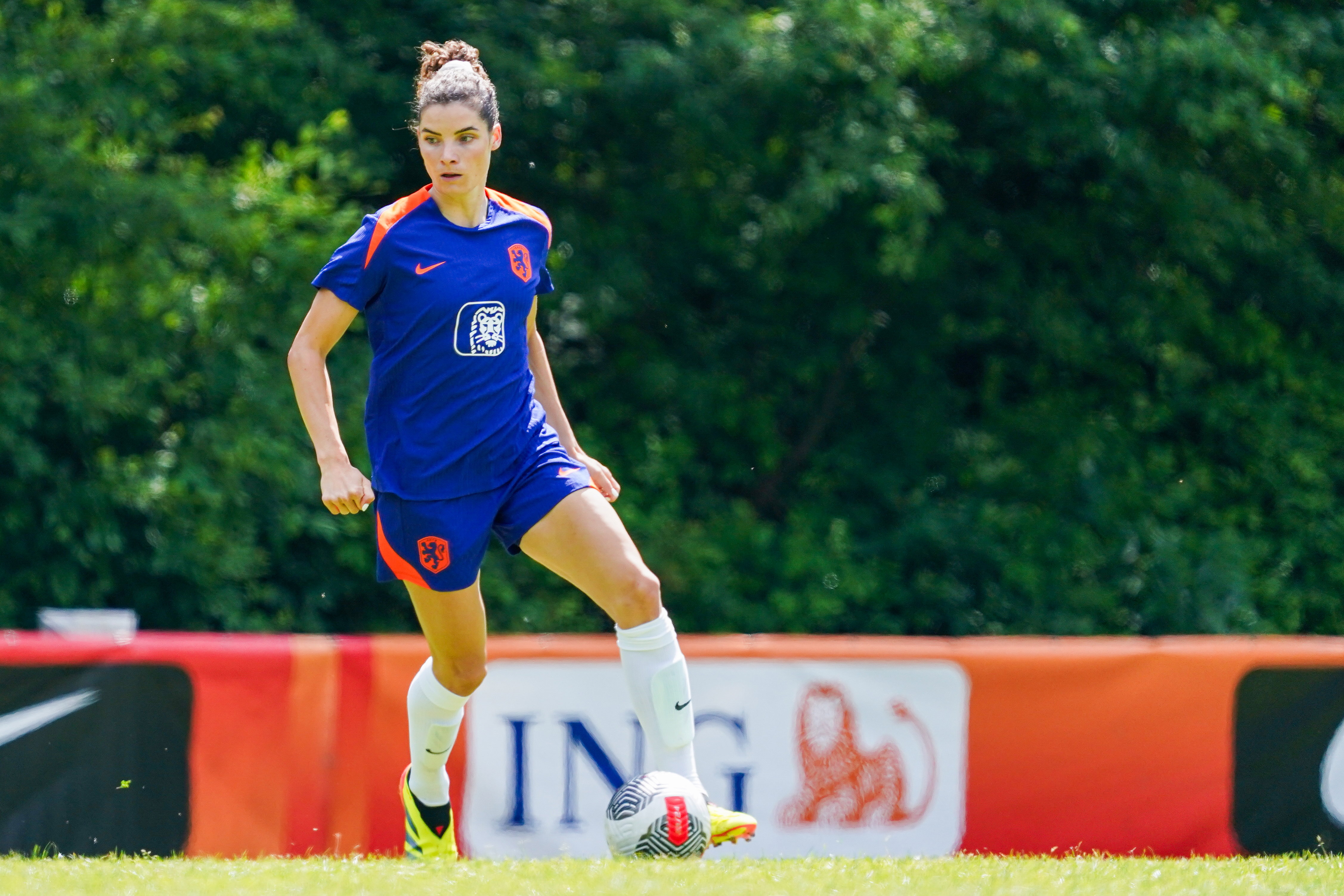 Dominique Janssen op het trainingsveld van de OranjeLeeuwinnen