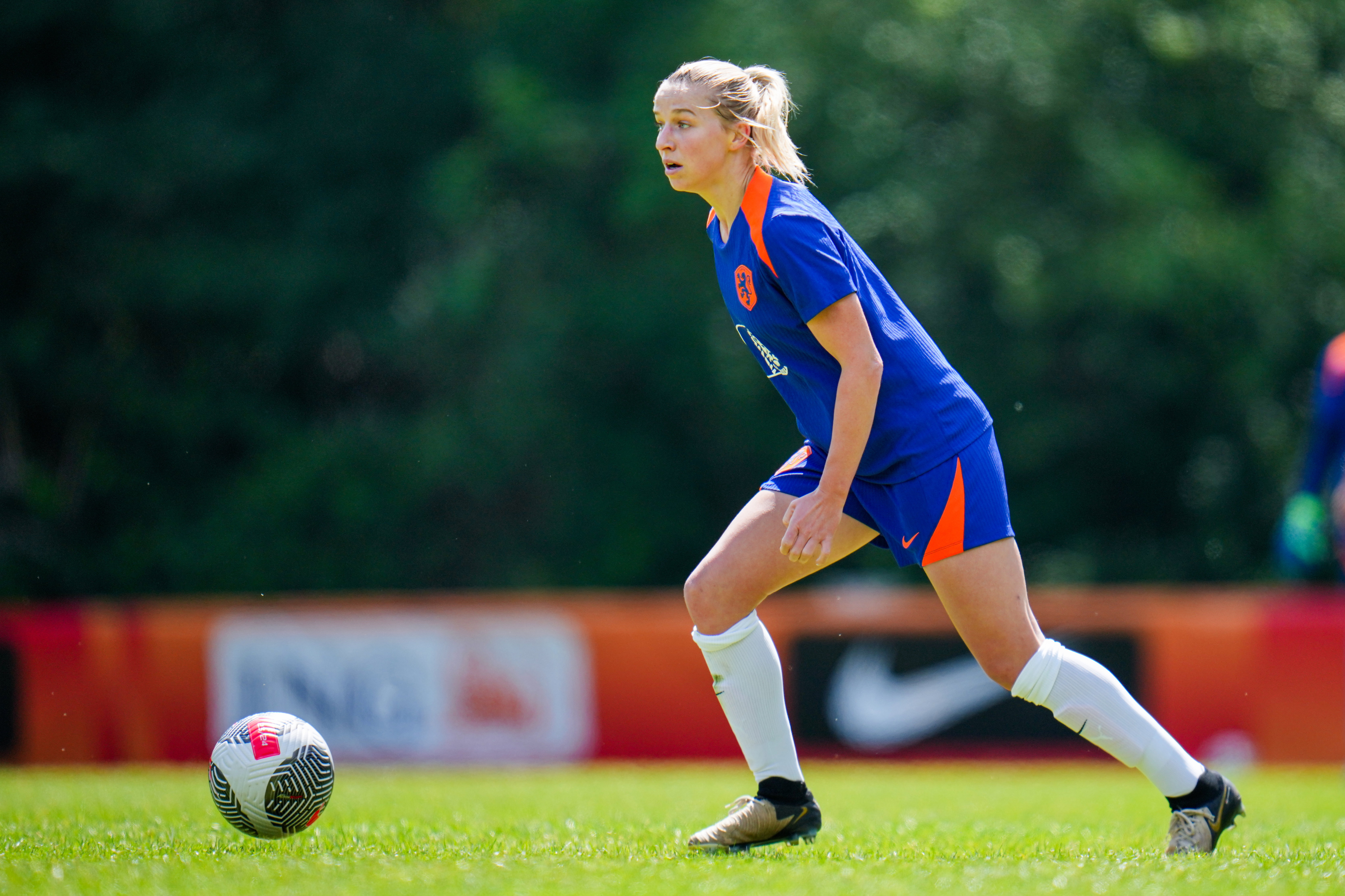 Jackie Groenen op de training van de OranjeLeeuwinnen