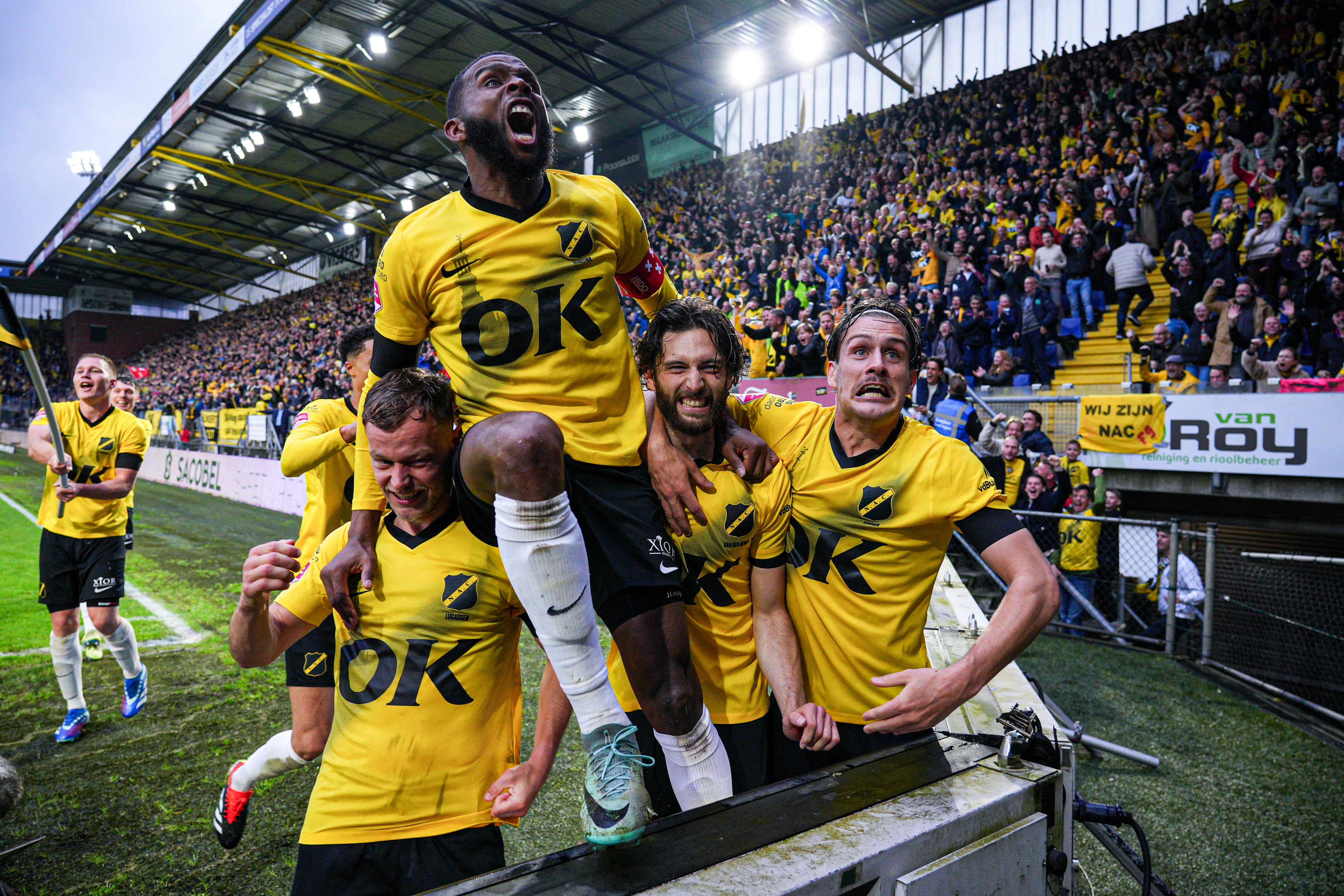 Cuco Martina juicht na een goal van NAC