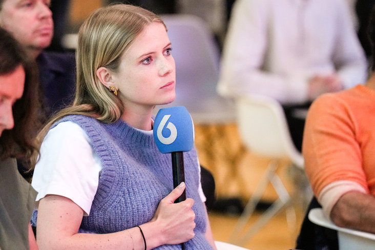 Noa Vahle bij een persconferentie