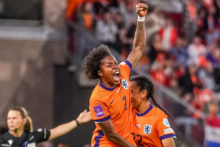 Lineth Beerensteyn schreeuwt het uit na haar goal voor de OranjeLeeuwinnen
