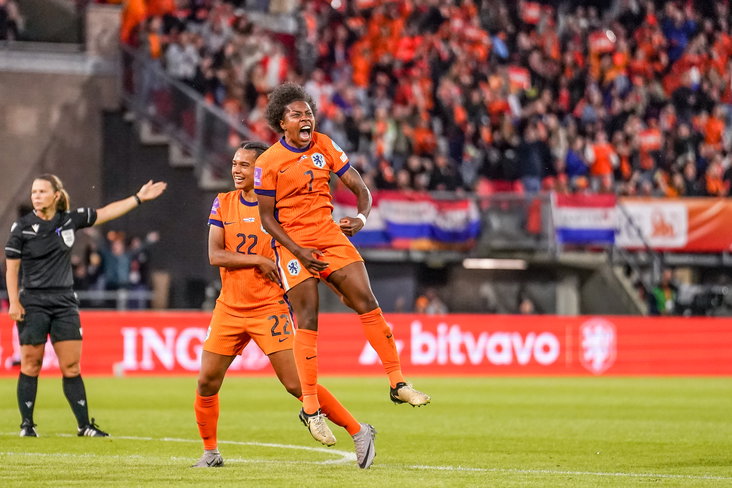 Lineth Beerensteyn schreeuwt het uit na haar goal voor de OranjeLeeuwinnen