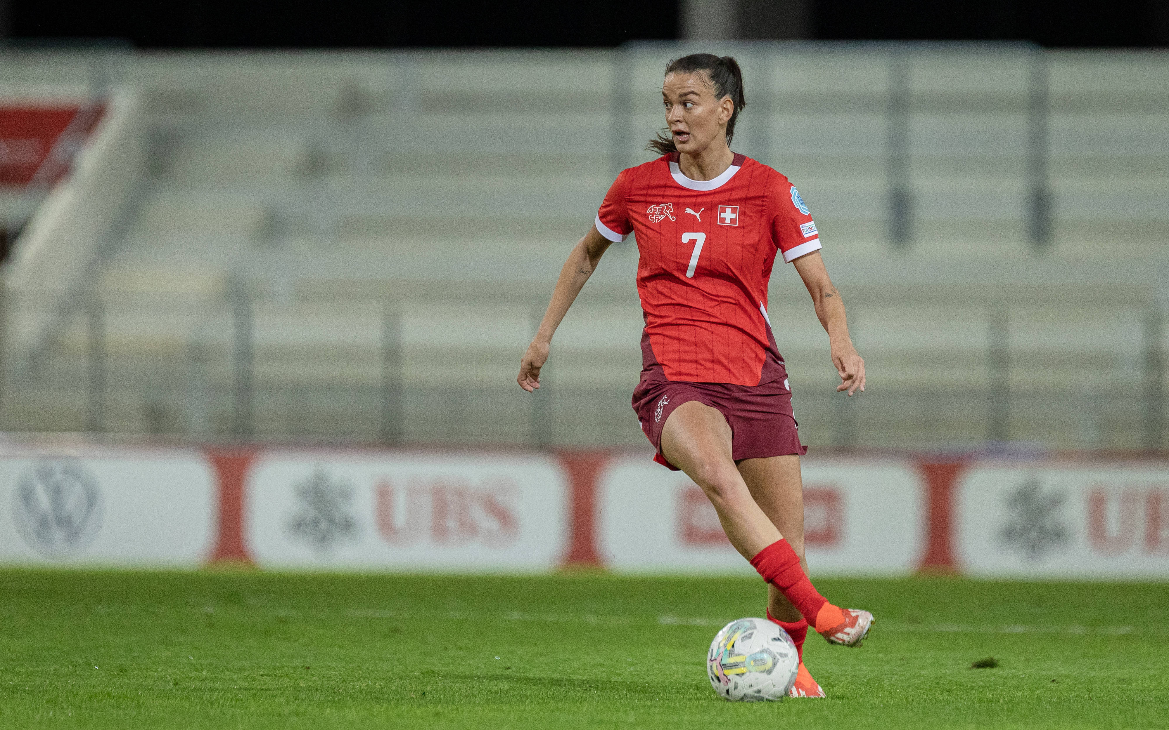 Riola Xhemaili in actie namens Zwitserland