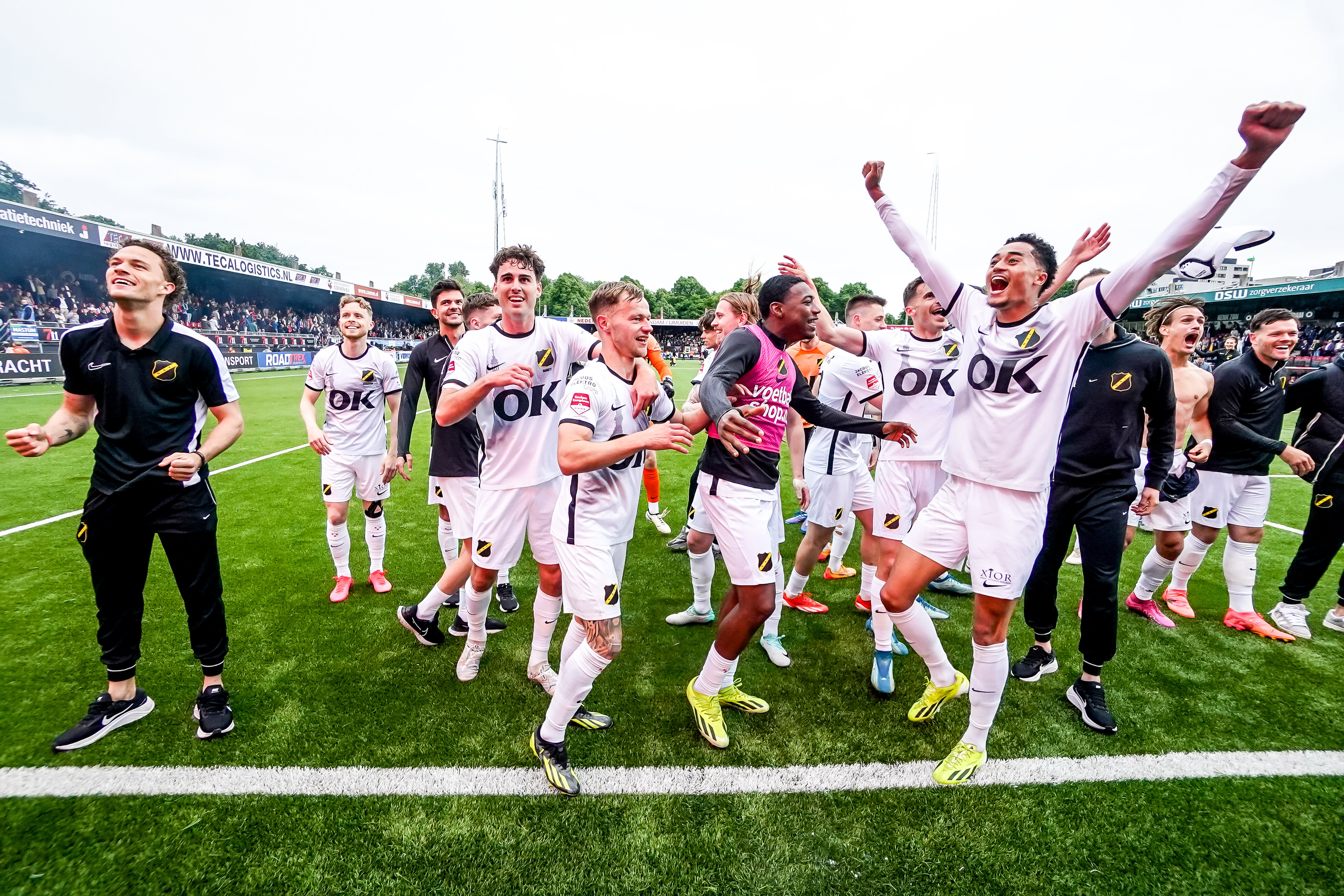 NAC viert feest na de promotie