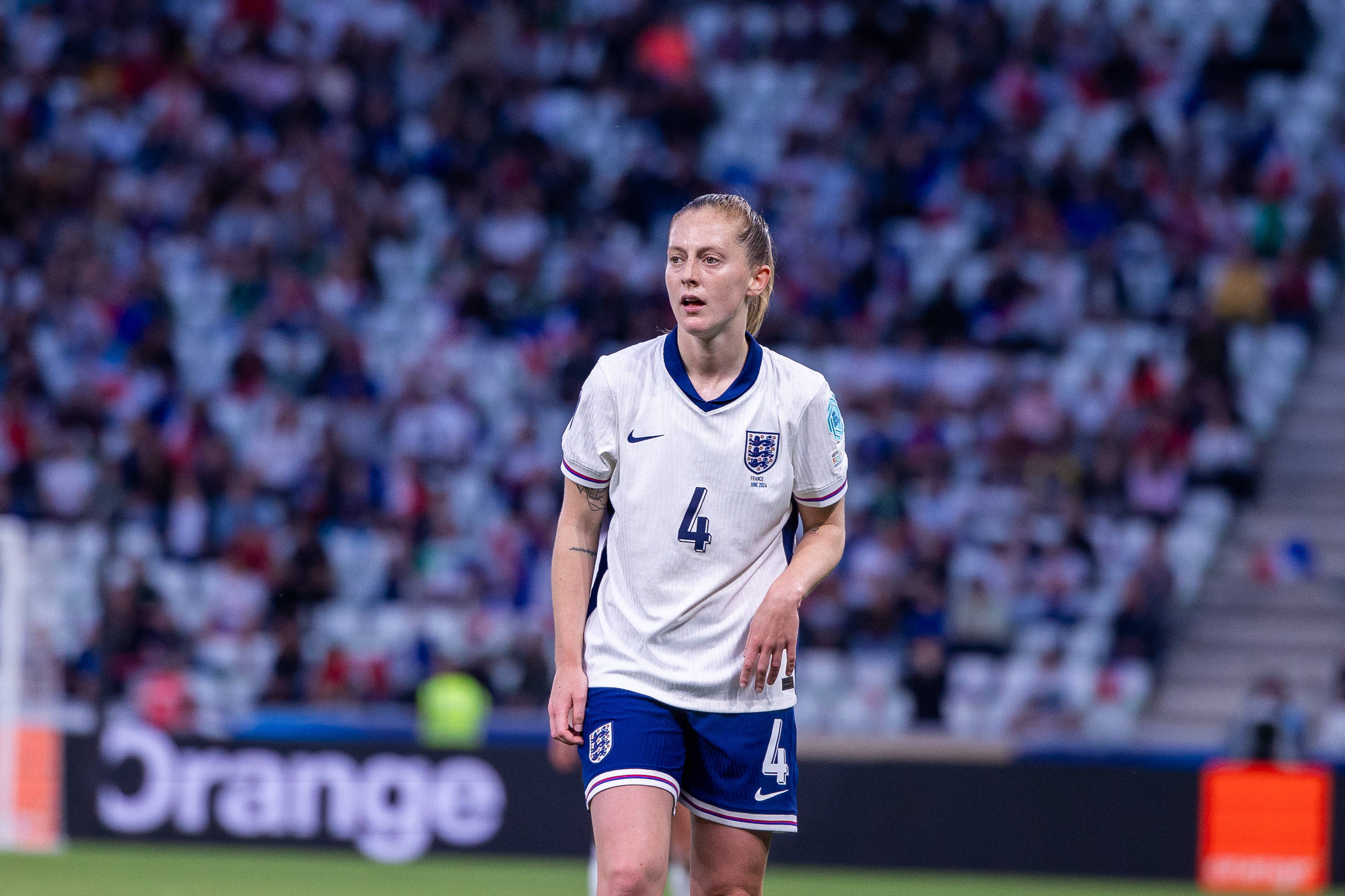Keira Walsh in actie namens Engeland