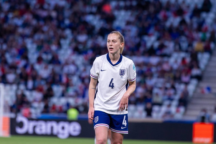 Keira Walsh in actie namens Engeland