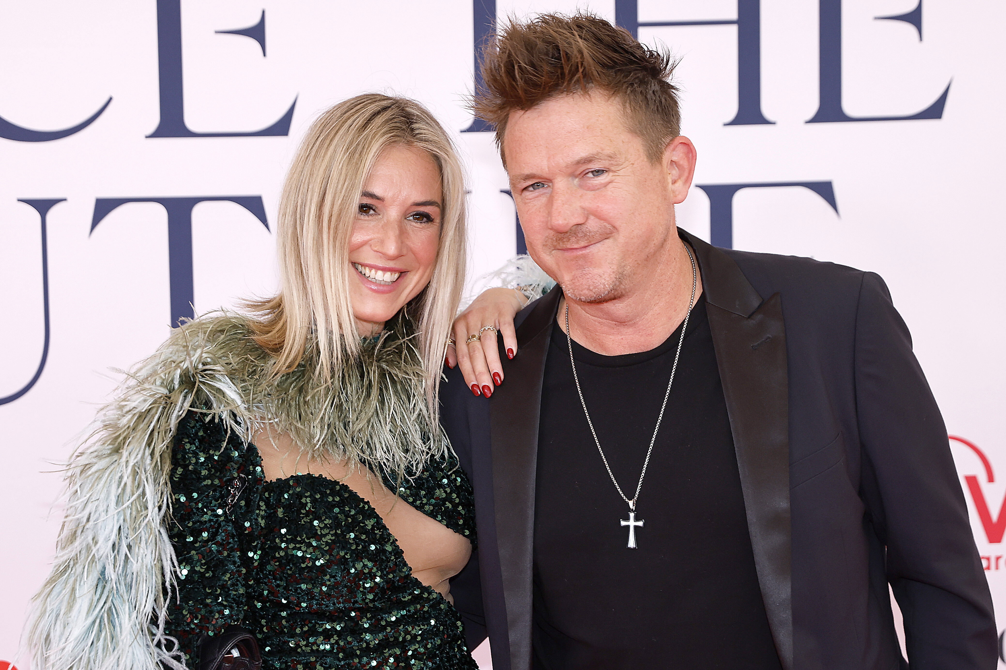 Johnny de Mol met partner Anouk van Schie