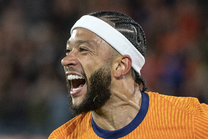 Memphis Depay scoort