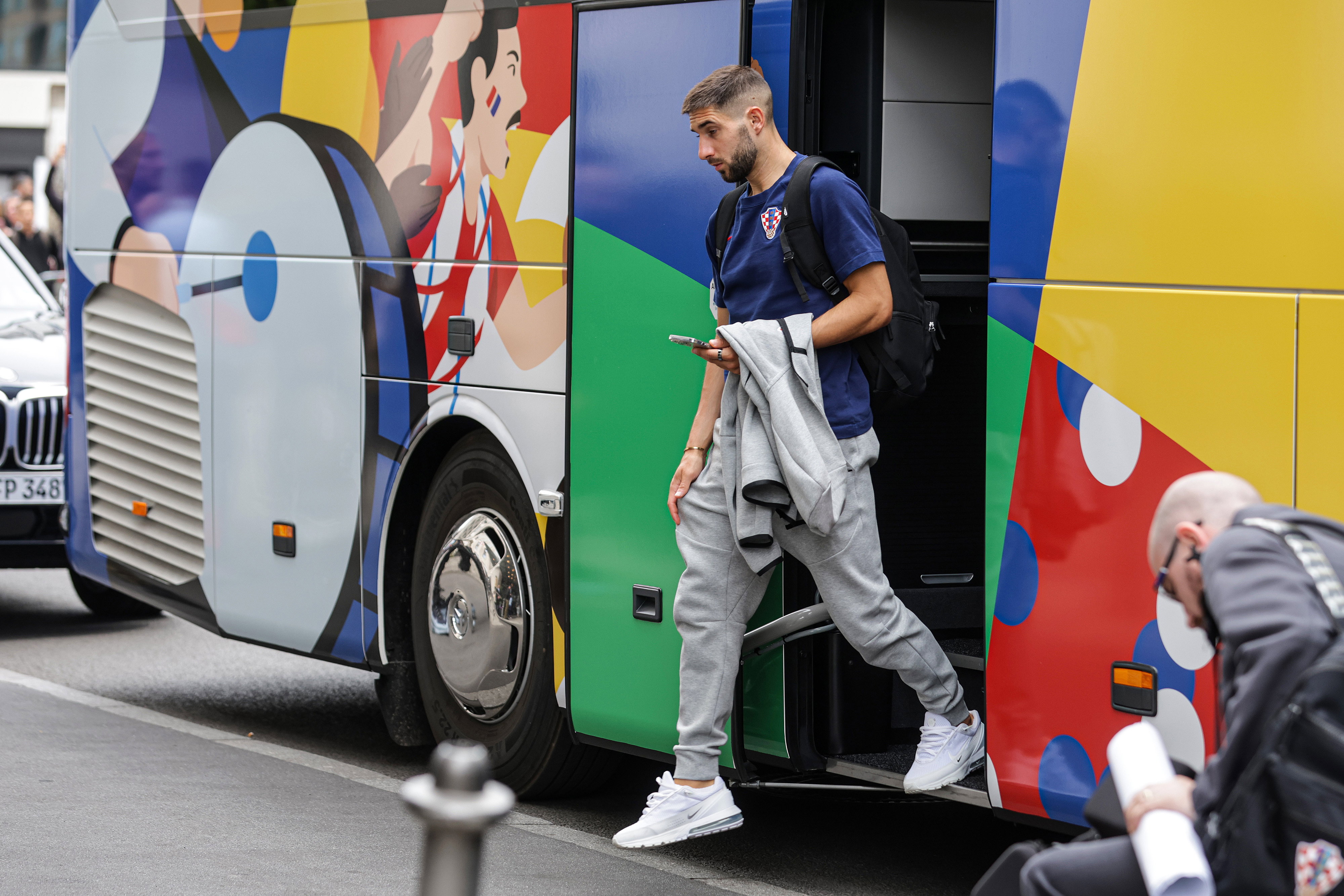 Luka Ivanusec stapt uit de bus