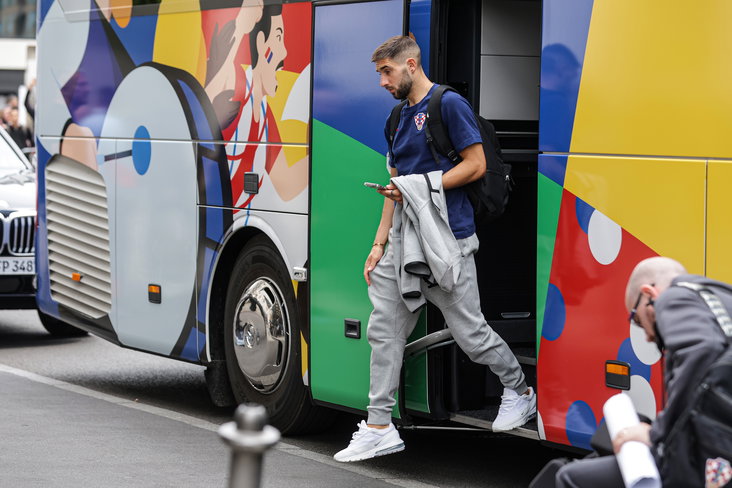 Luka Ivanusec stapt uit de bus