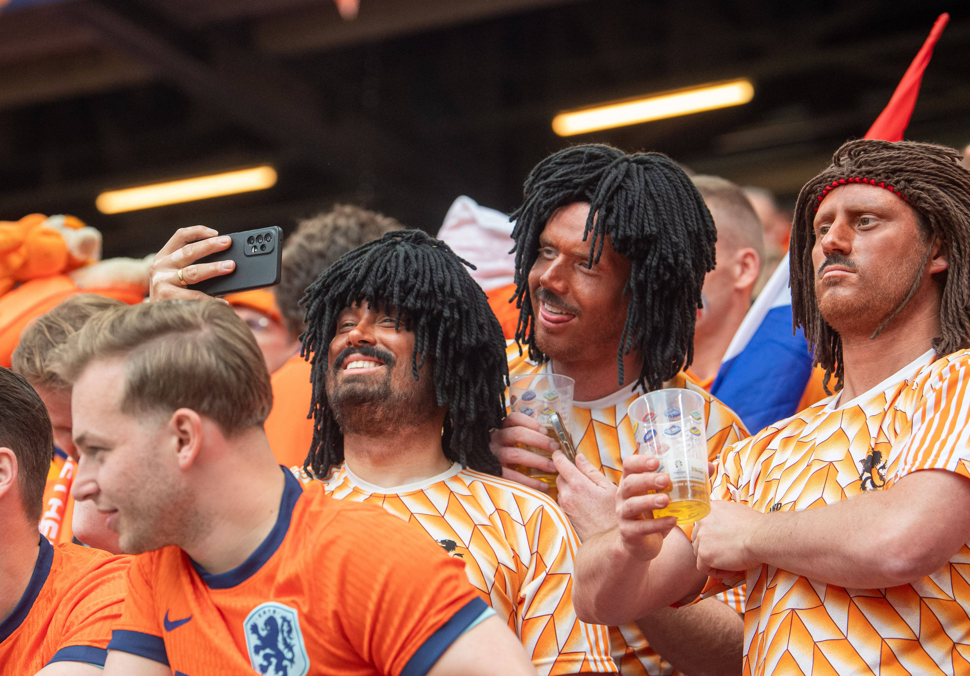 Oranje-supporters als Ruud Gullit