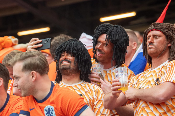 Oranje-supporters als Ruud Gullit