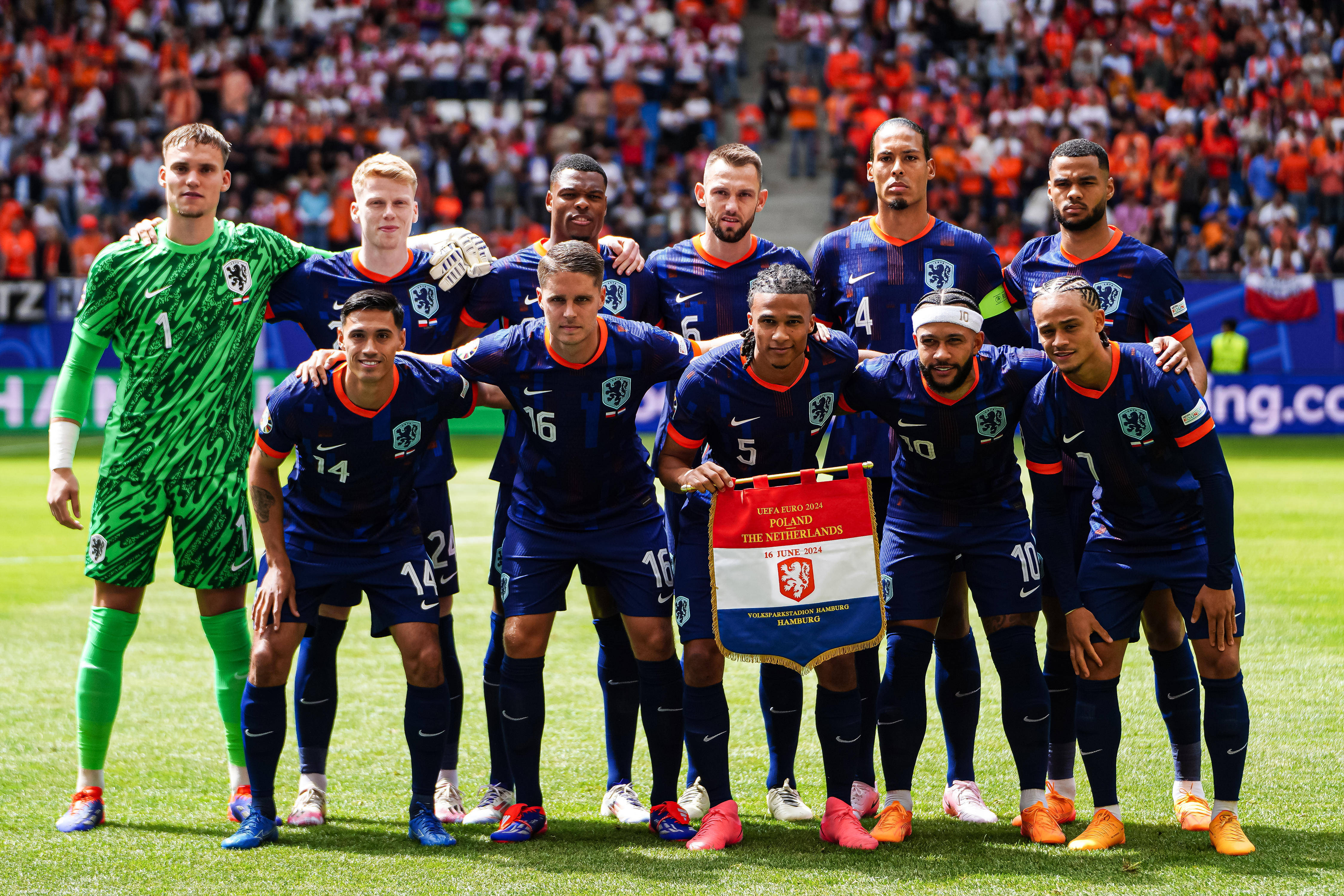 Het Nederlands elftal voorafgaand aan de wedstrijd tegen Polen