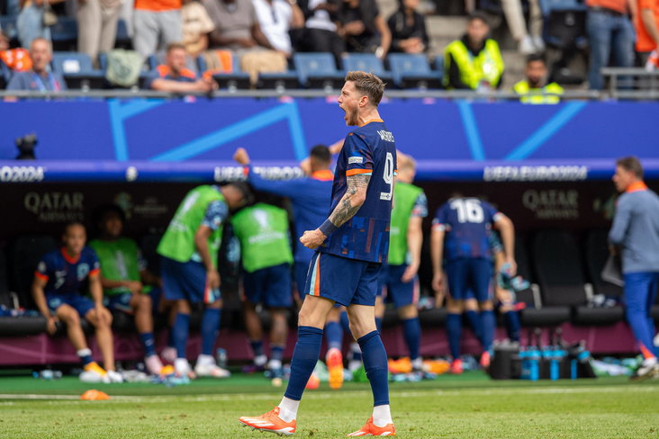Wout Weghorst juicht
