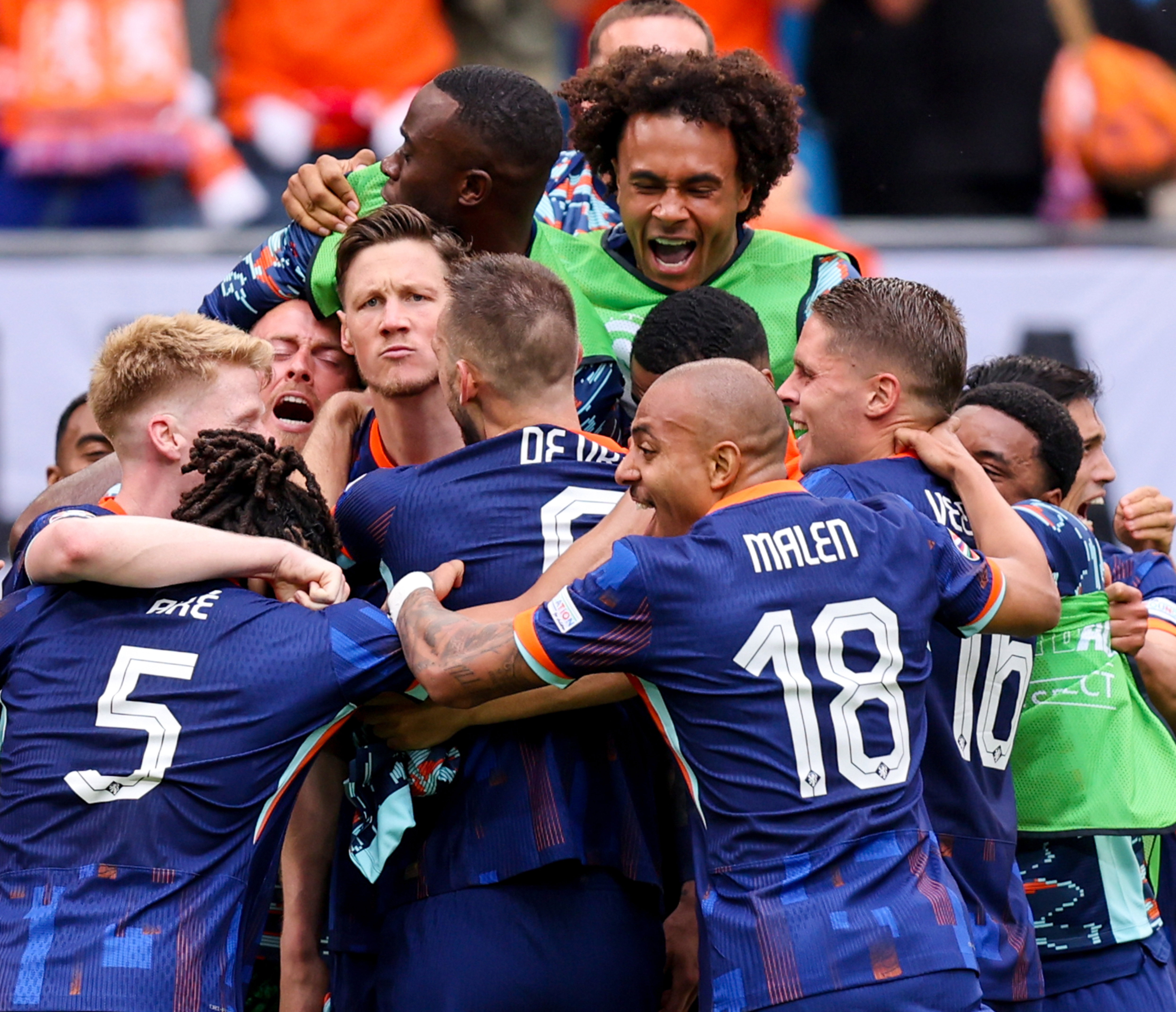 Oranje viert de goal van Wout Weghorst