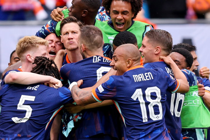 Oranje viert de goal van Wout Weghorst