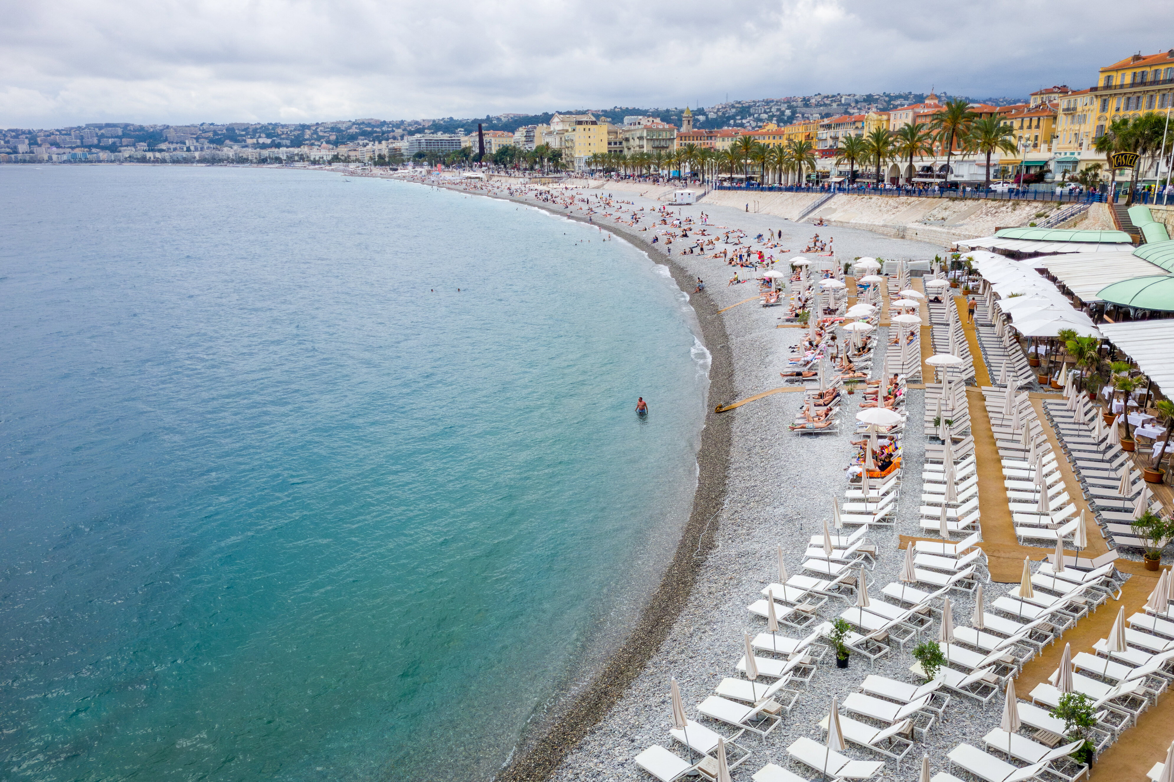 Het strand van Nice aan de Promenade des Anglais